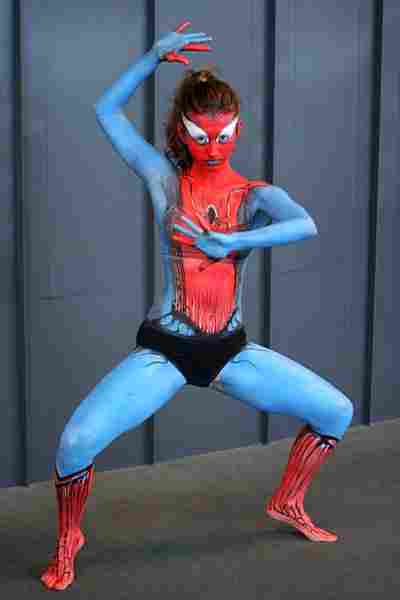 Malowanie ciała - Bodypainting inspirowany Spiderwoman – dynamiczna poza z artystycznymi detalami komiksowego stroju - Wrocław - Opole - Brzeg - Oława - zoptymalizowana wersja do szybkiego ładowania