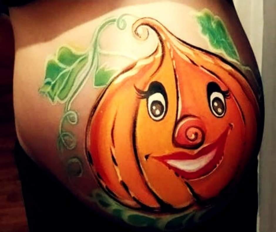 Pomalowany brzuszek ciążowy z jesiennym motywem dyni i liści – idealny na Halloween lub baby shower. - Legnica, Wrocław, Opole, Brzeg, Oława, Lubin - zoptymalizowana wersja do szybkiego ładowania