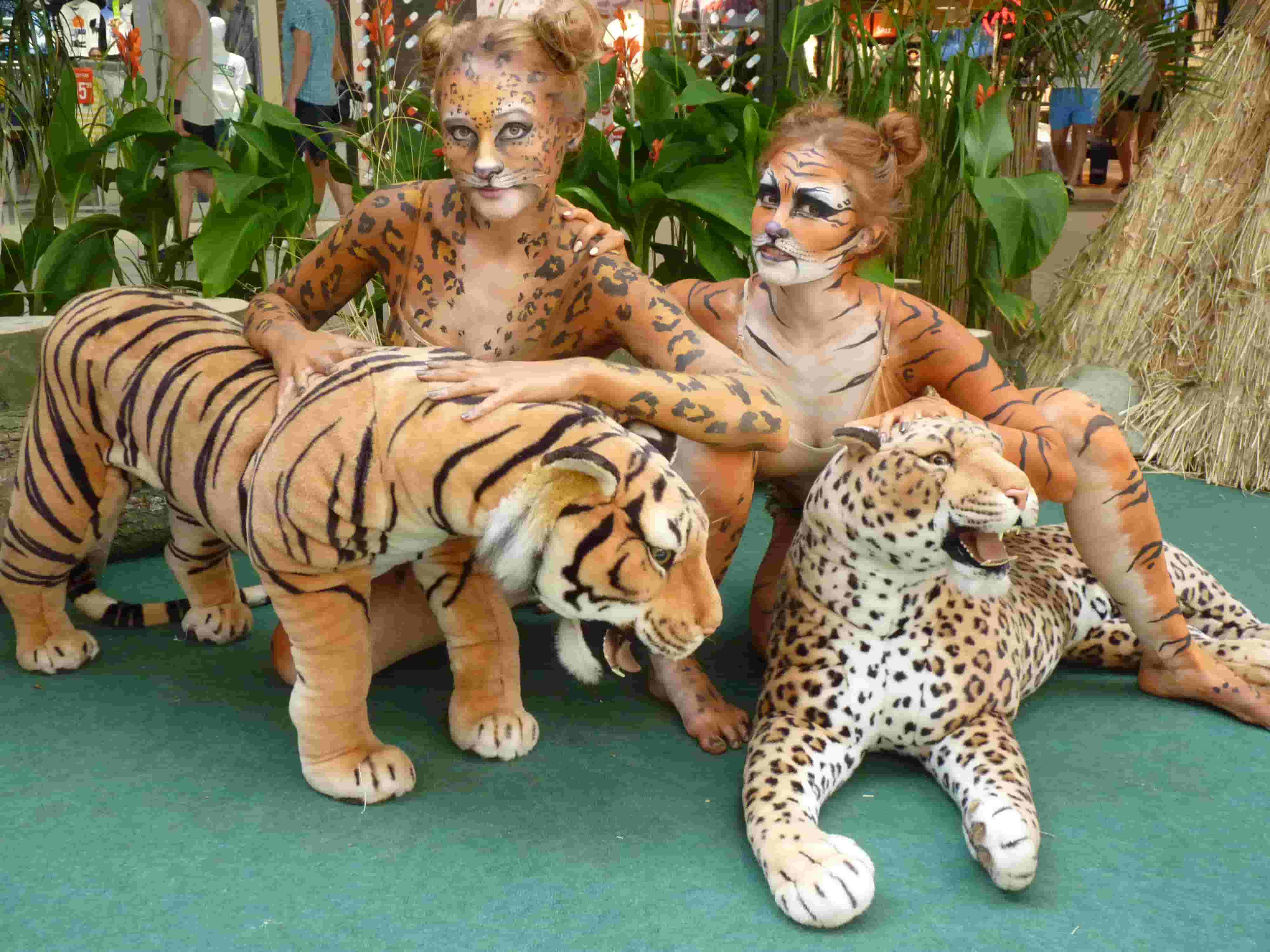 Body painting in the style of wild cats – two women painted in realistic cheetah and tiger patterns, posing with plush models. -Legnica, Wrocław, Opole, Brzeg, Oława, Lubin - optimized version for fast loading