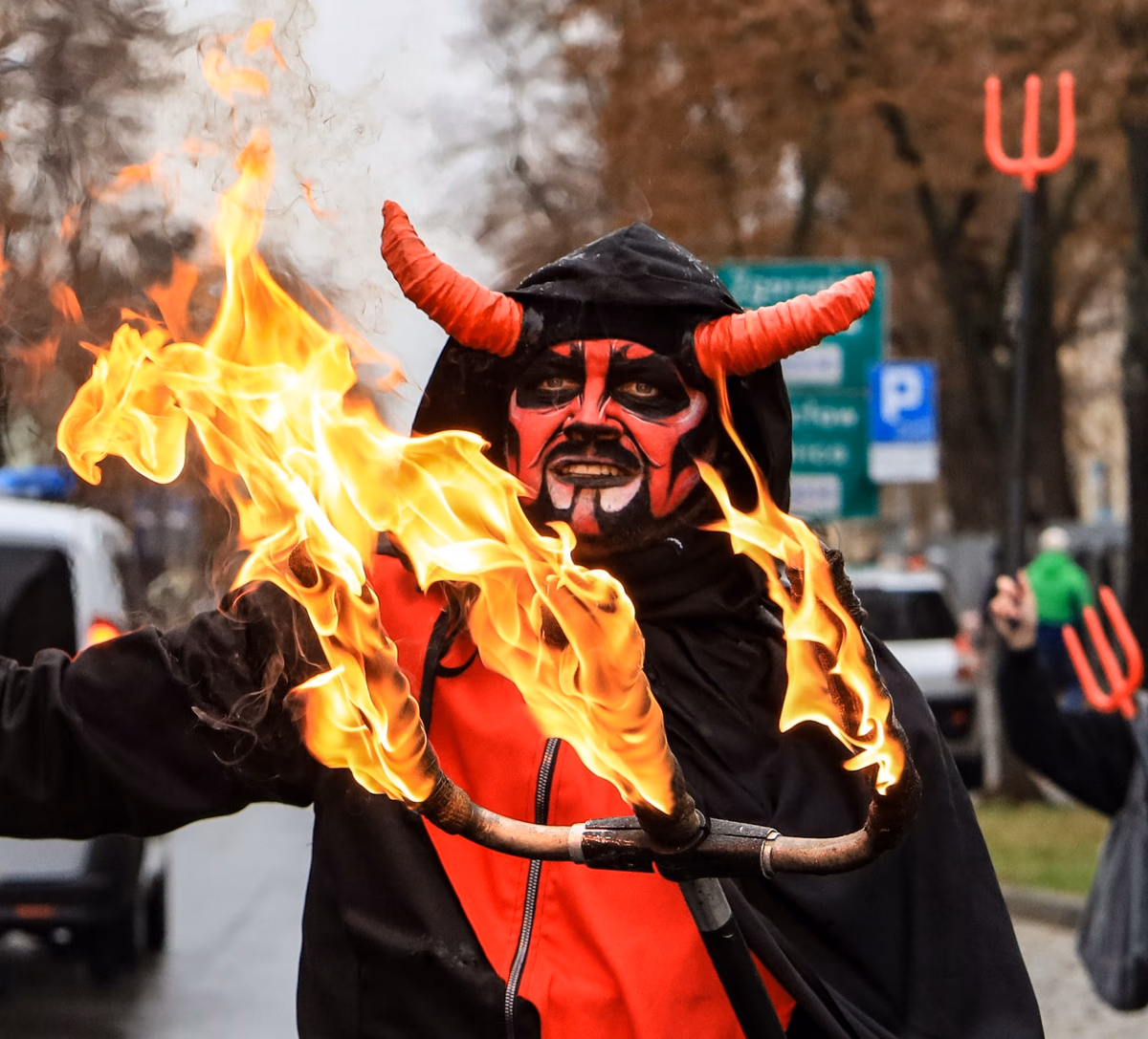 Charakteryzacja artystyczna przedstawiająca diabła z płonącymi widłami.