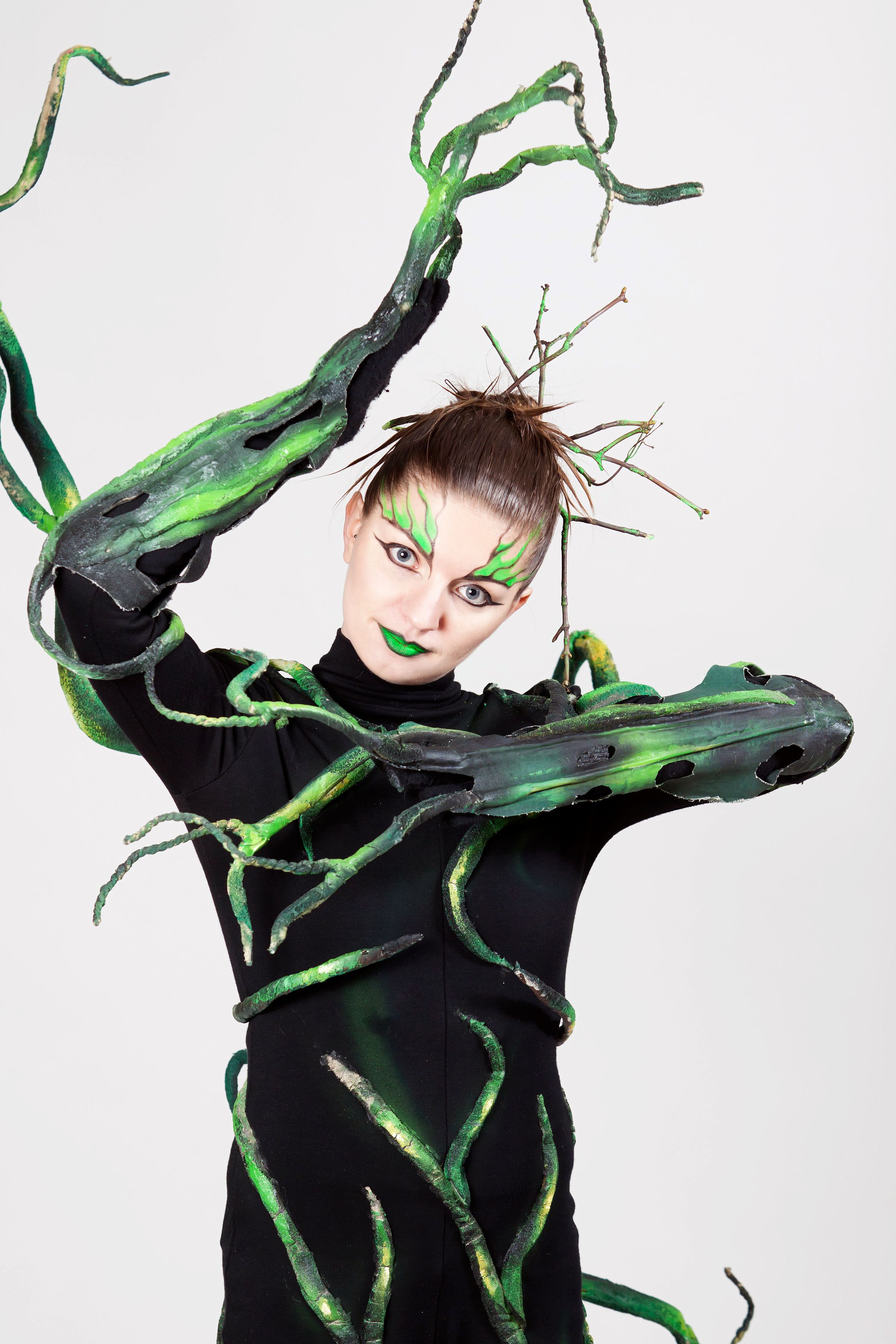 Kobieta ucharakteryzowana na postać fantasy inspirowaną drzewem – malowanie ciała z gałęziami i leśnym makijażem. - Brzeg, Lubin, Oława, Legnica, Wrocław, Opole - zoptymalizowana wersja do szybkiego ładowania