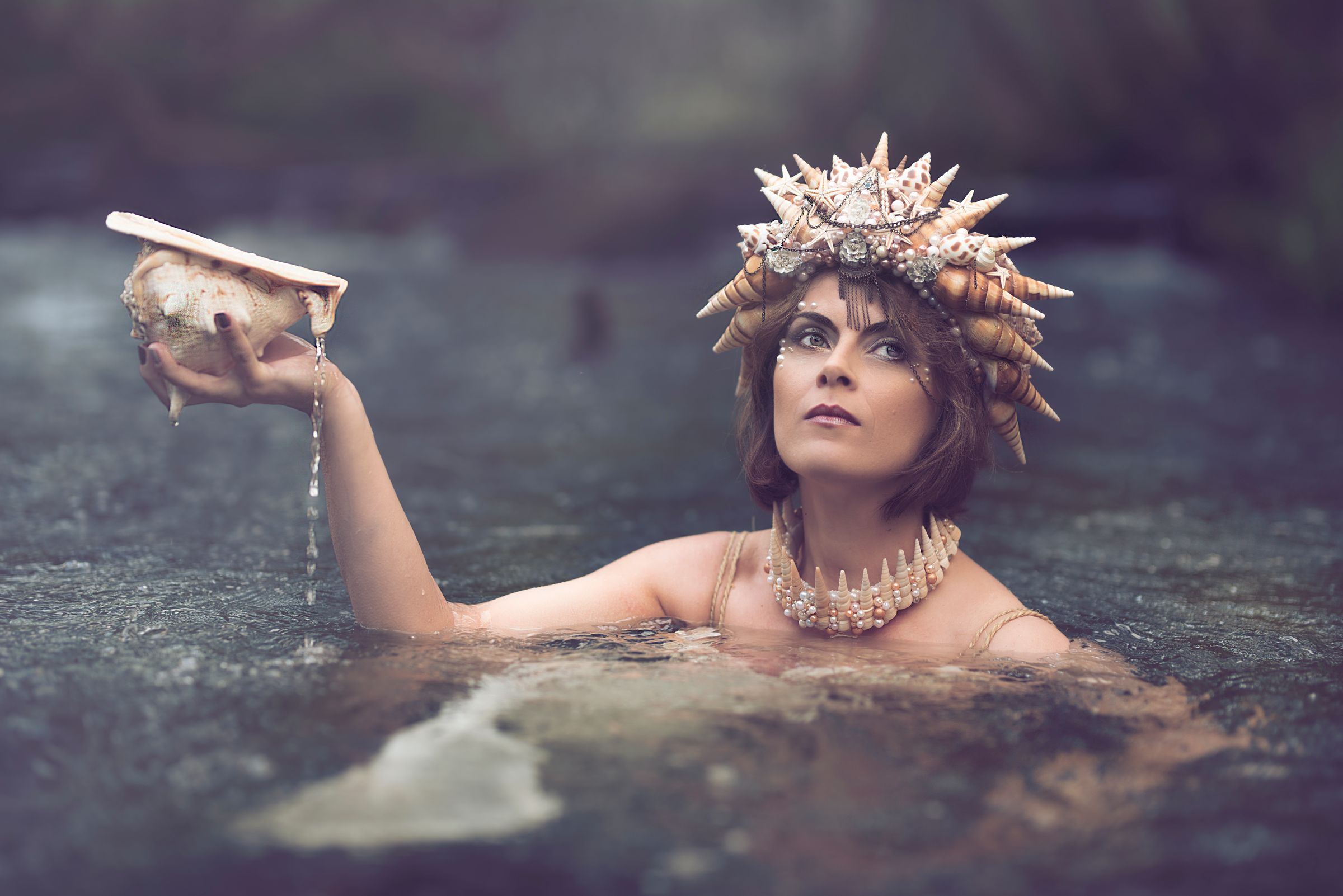 Kobieta w wodzie w koronie z muszli, z artystycznym makijażem – stylizacja na Panią Jeziora lub nimfę. - w Brzegu, w Lubinie, w Oławie, w Legnicy, we Wrocławiu, w Opolu - zoptymalizowana wersja do szybkiego ładowania