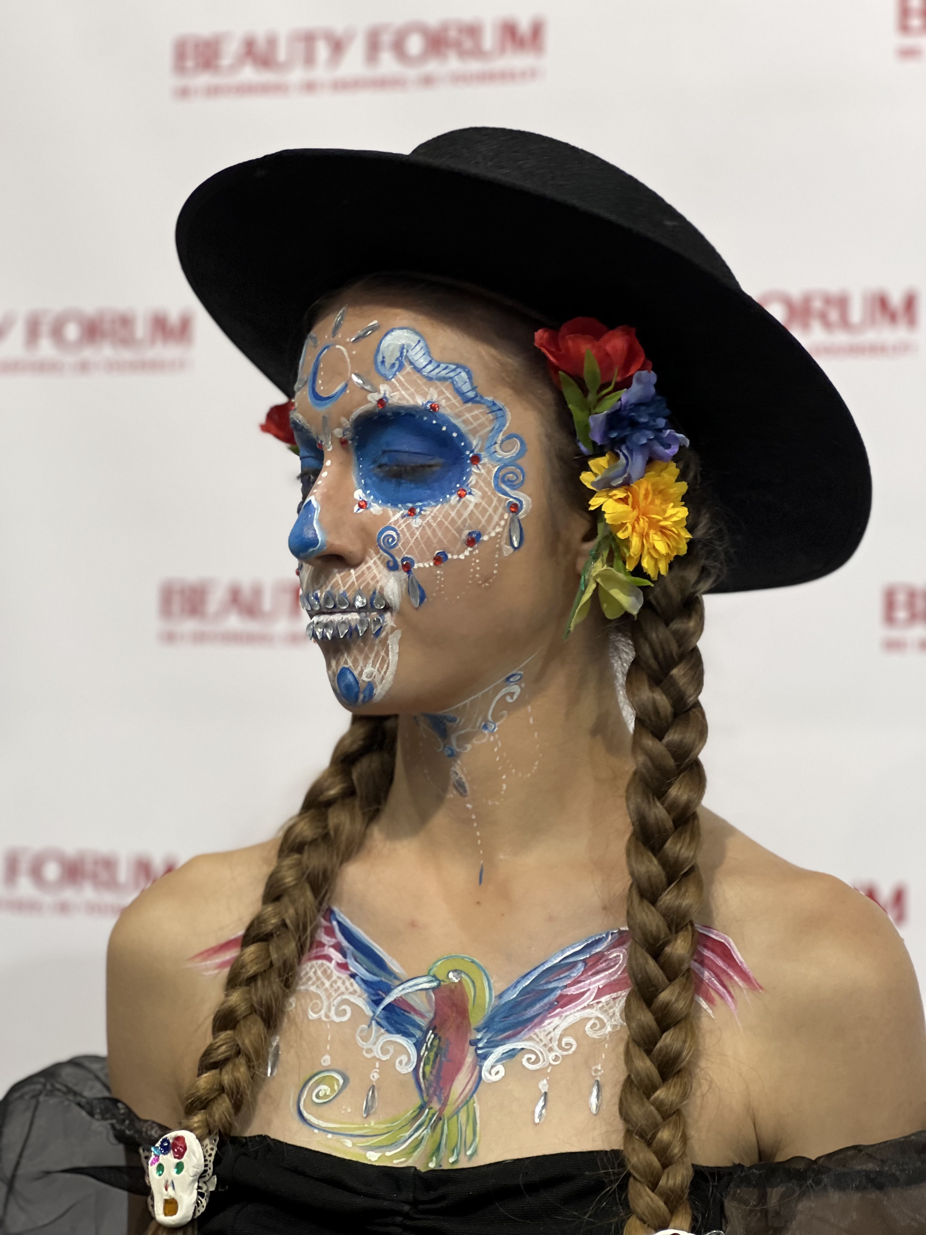 La Catrina z kolibrem – kobieta z makijażem czaszki i kolorowym kolibrem namalowanym na dekolcie, w kapeluszu z kwiatami. - bezpieczne, hipoalergiczne farby do twarzy i ciała, zmywalne - pełna rozdzielczość  