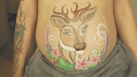 Pregnancy belly painting – fawn among flowers, delicate pattern symbolizing nature and motherhood. - full resolution