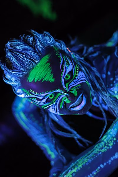 Modelka z fluorescencyjnym body paintingiem wojowniczki fantasy.