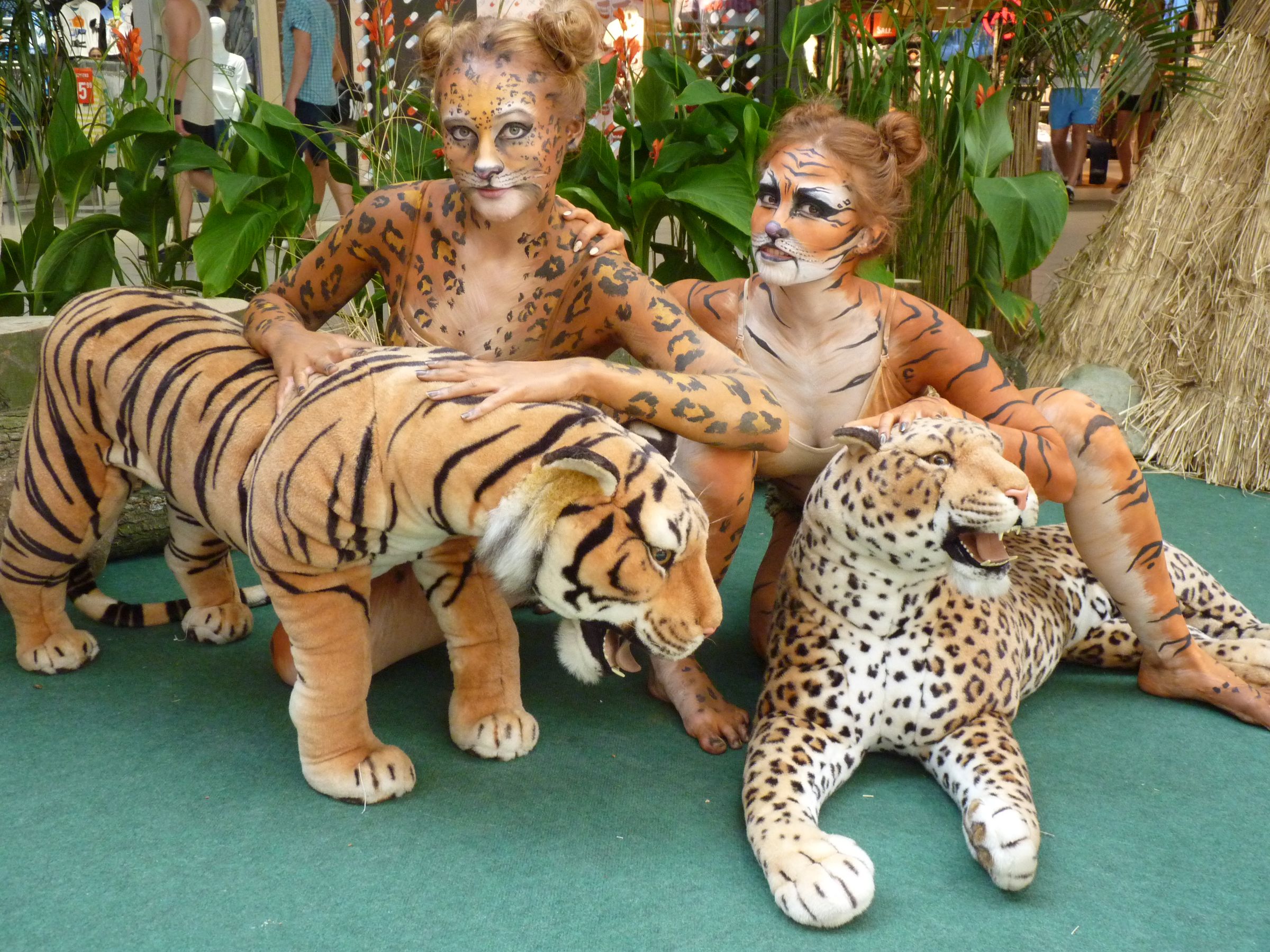 Bodypainting w stylu dzikich kotów – dwie kobiety pomalowane w realistyczne wzory geparda i tygrysa, pozujące z pluszowymi modelami. - w Brzegu, w Lubinie, w Oławie, w Legnicy, we Wrocławiu, w Opolu - zoptymalizowana wersja do szybkiego ładowania