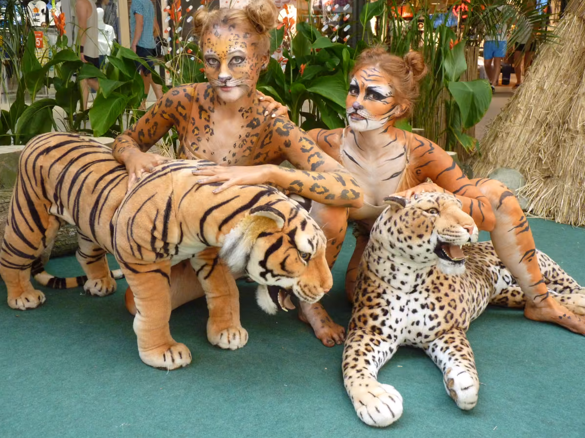Dwie modelki z body paintingiem inspirowanym tygrysem i gepardem.