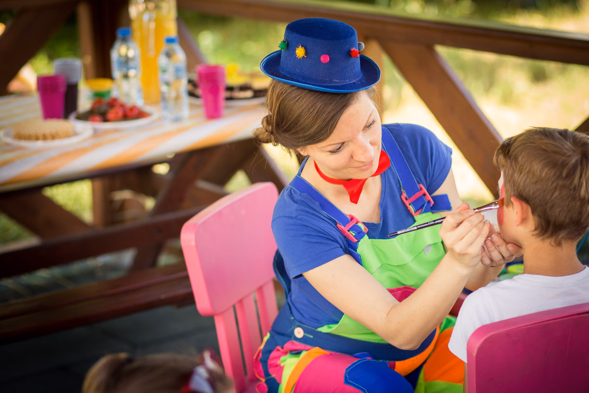 Żaklina Małolepsza podczas malowania twarzy.