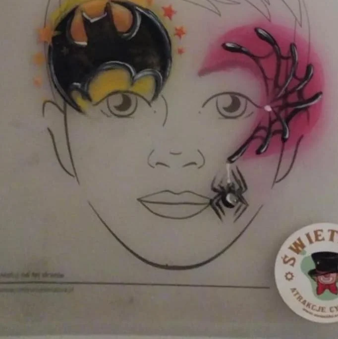 Artystyczne malowanie twarzy – Batman i halloweenowy motyw pajęczyny z pająkiem, asymetryczny wzór dla dzieci. - w Lubinie, w Brzegu, w Oławie, we Wrocławiu, w Opolu, w Legnicy - zoptymalizowana wersja do szybkiego ładowania